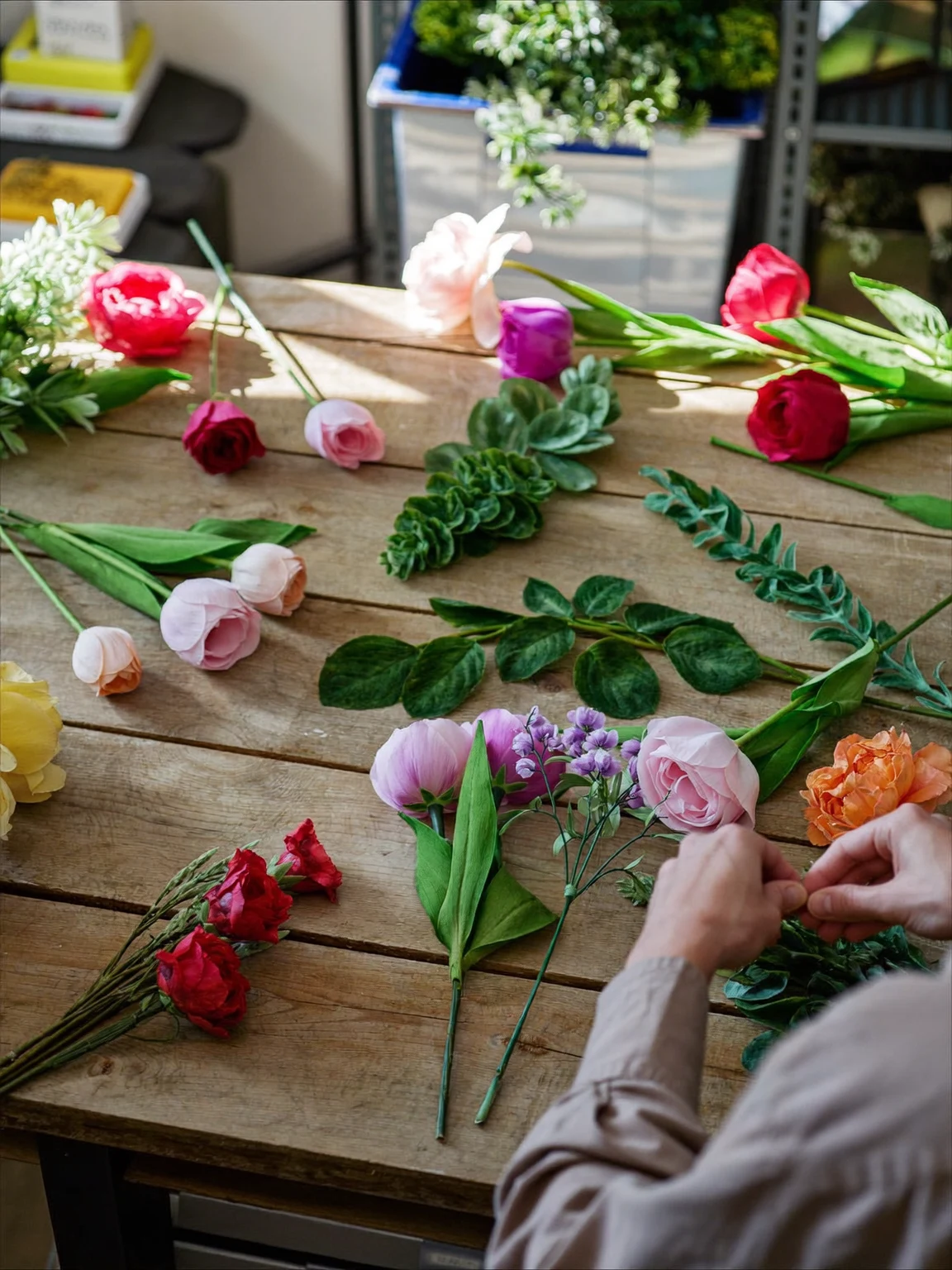 Ilustrație a modului în care se poate compune un aranjament floral artificial